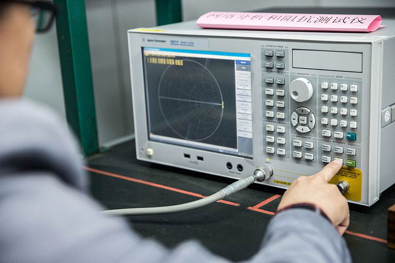 Test af RF-signal til netværksanalysator